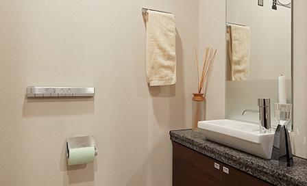 トイレには、大きな鏡と天然石のカウンターが付いた手洗いボウルを標準装備。大きな鏡は空間に広がりを持たせる効果も。