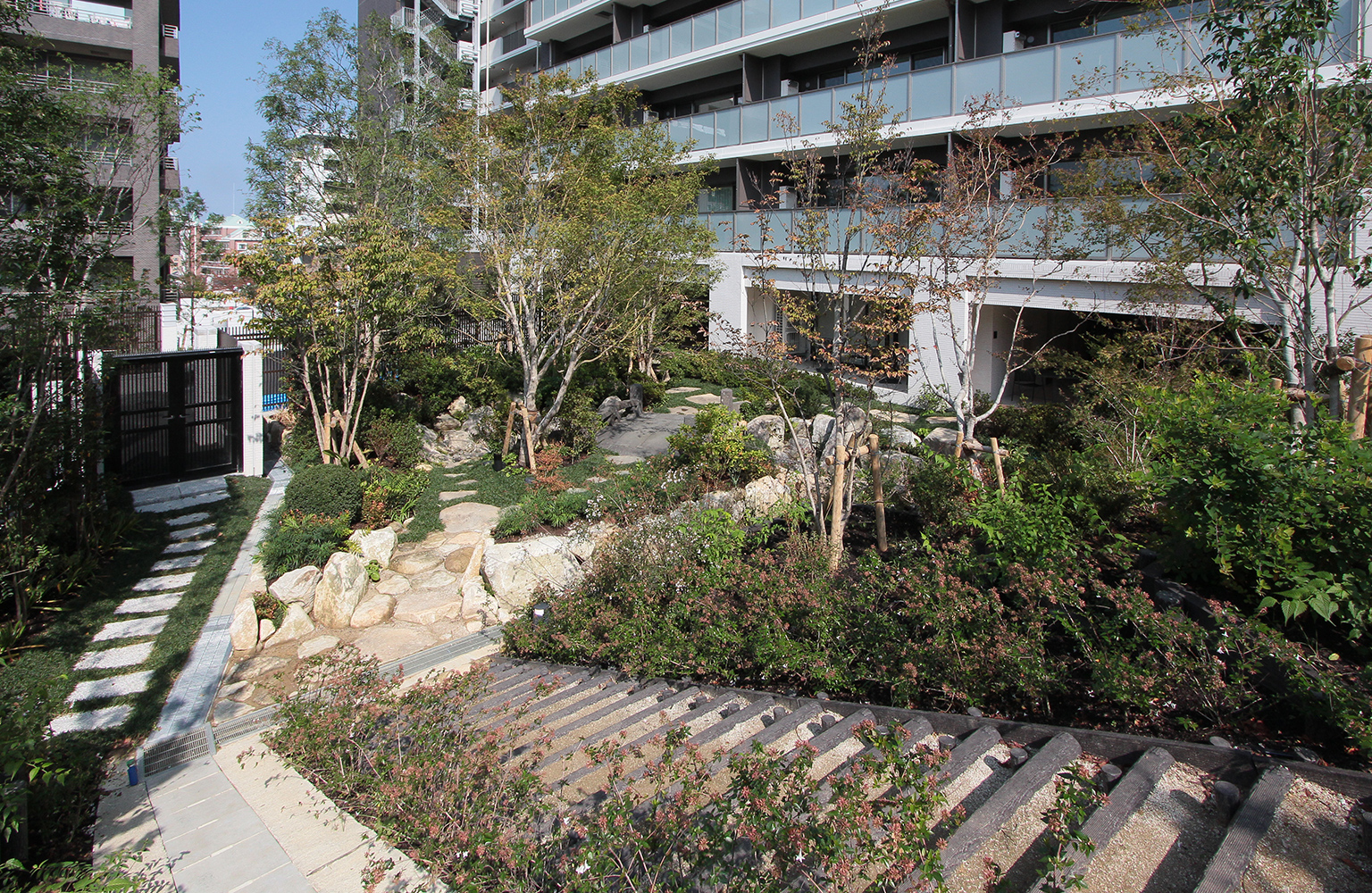 緑豊かな「ザ・パークハウス 桜坂サンリヤン」