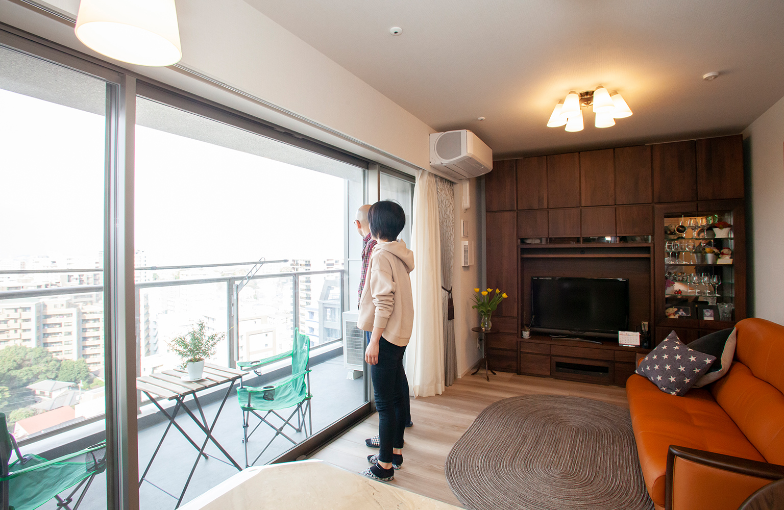 暖かい季節になったら、広いベランダで景色を見ながらのんびりくつろぐのが楽しみ