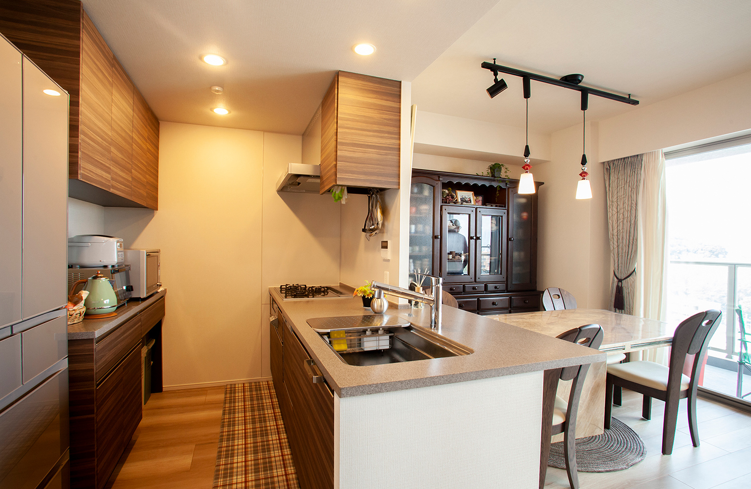 インテリアは恵子さんがコーディネート。照明もこだわって選んだ