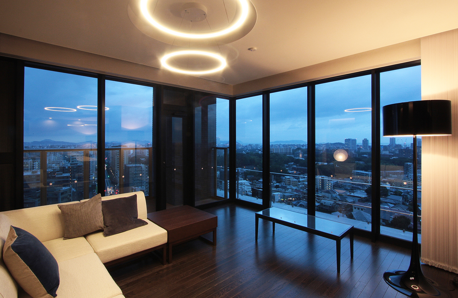 キッチンやソファも装備されていて便利に利用できるパーティールーム