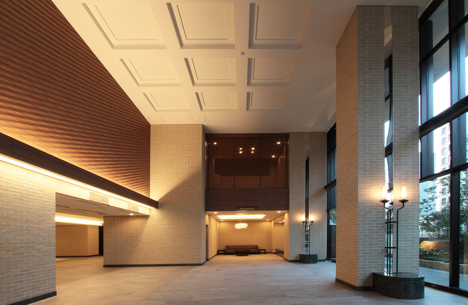 エントランスは高さ7mを誇る広々とした吹き抜け空間