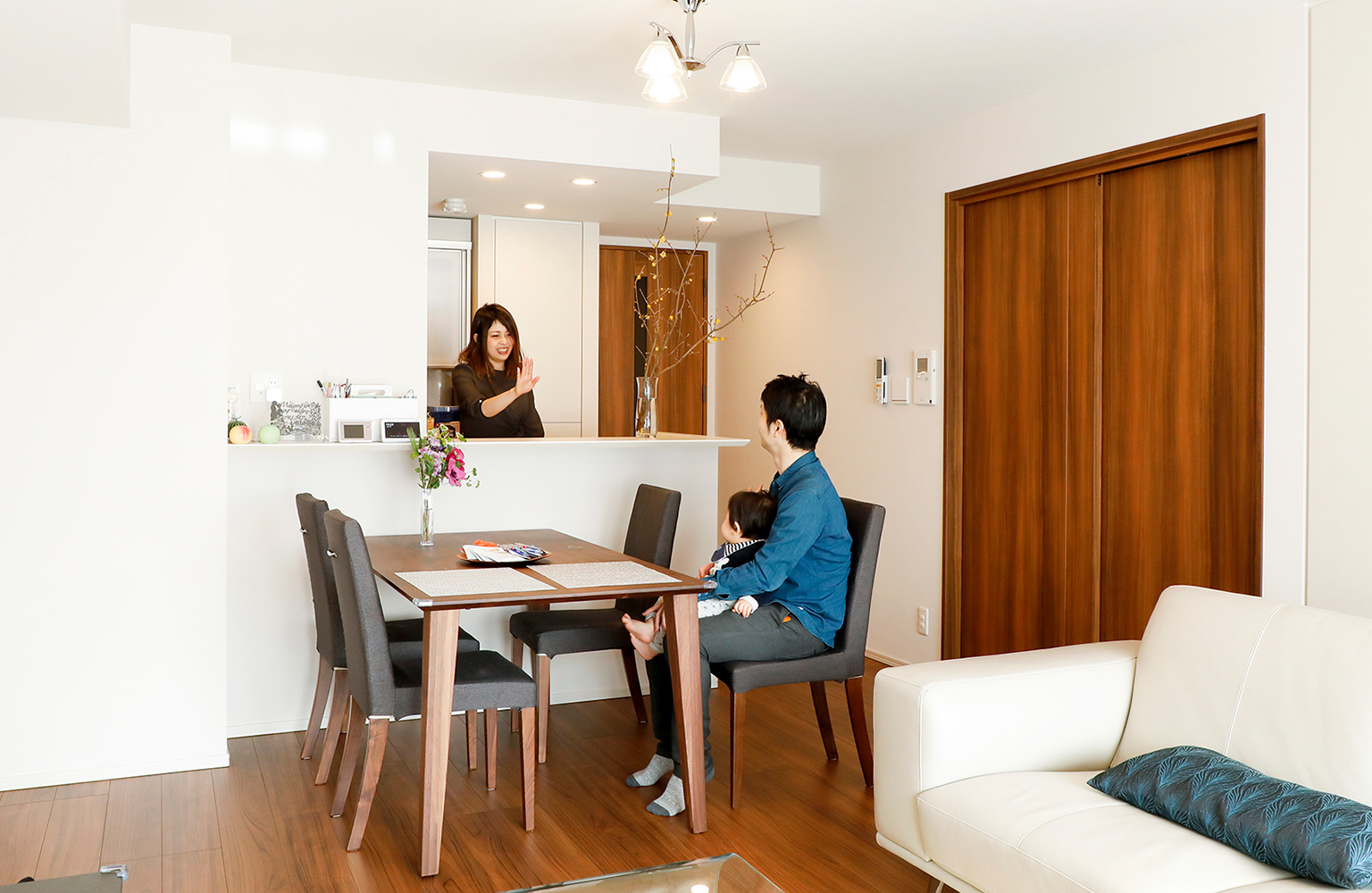 設備充実のキッチンで「料理が楽しくなりました」と麻衣さん