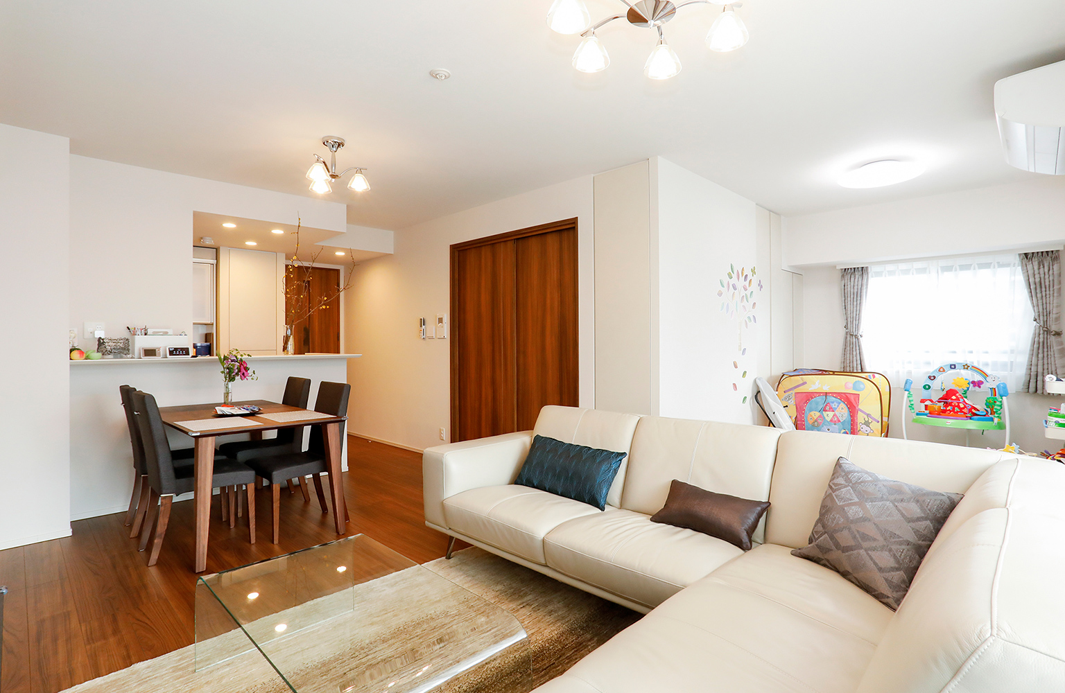 ４LDKの間取りを３LDKに変更し、広々と明るいリビングルームに