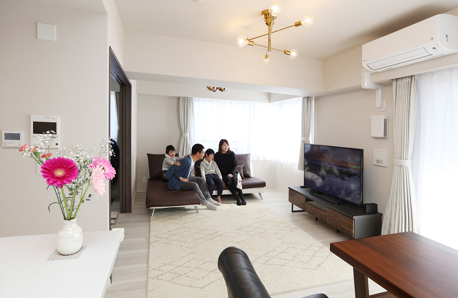 リビング・ダイニングは、ダイニングテーブルや大型テレビ、４人掛けソファを置いても広々としたゆとり空間