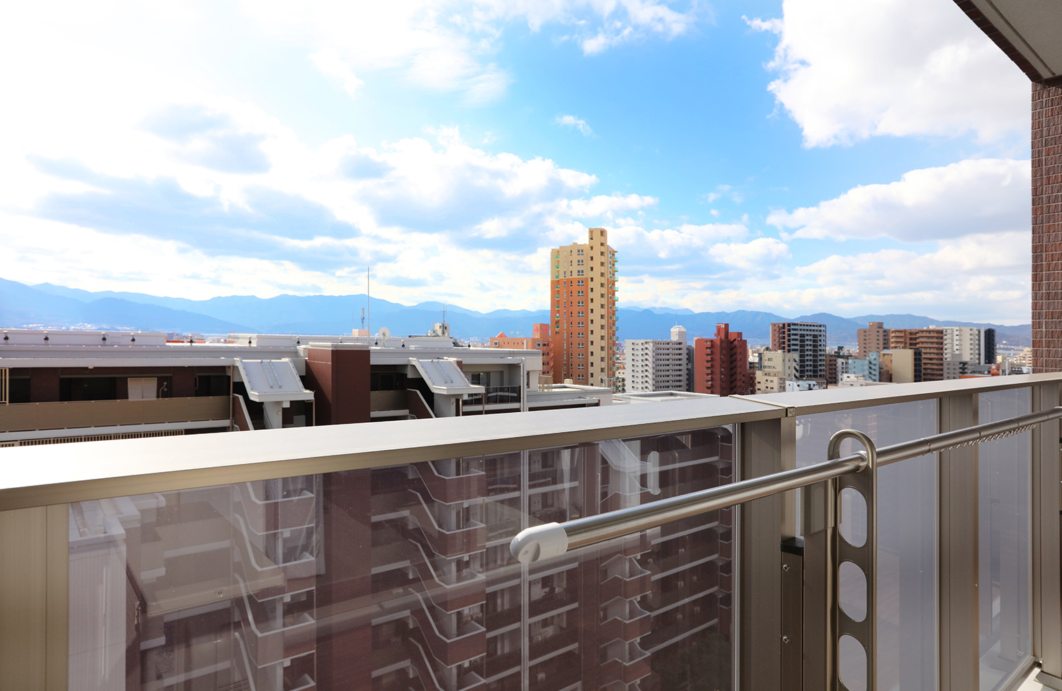 「キッチンから山の景色を眺められ、お料理しながら癒やされています」とにっこり