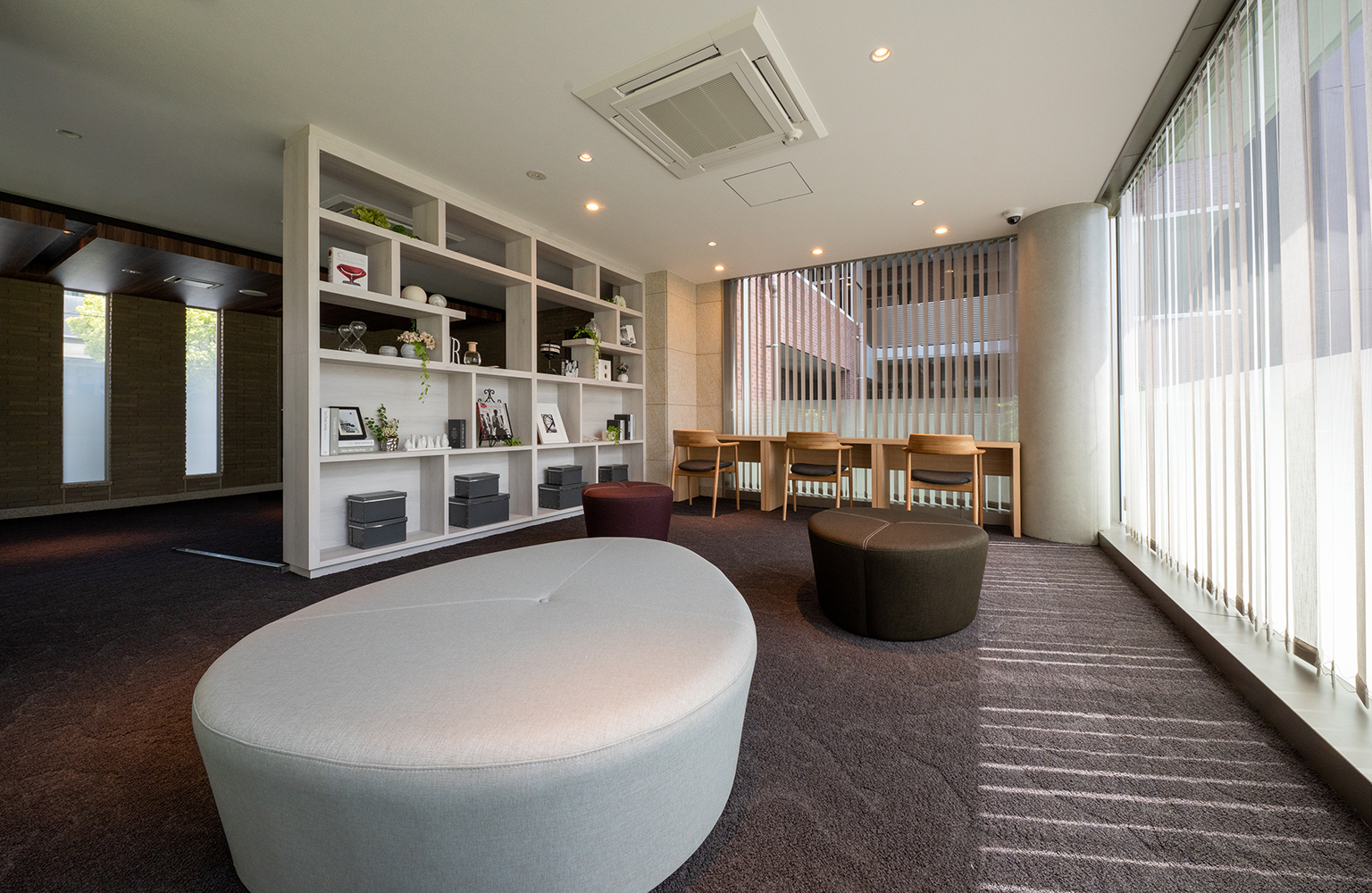 「スタディライブラリ」はデスクでやソファが置かれ、リモートワークや読書にぴったりの空間。