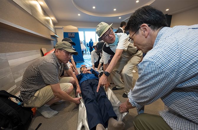 布担架を使った体験の様子