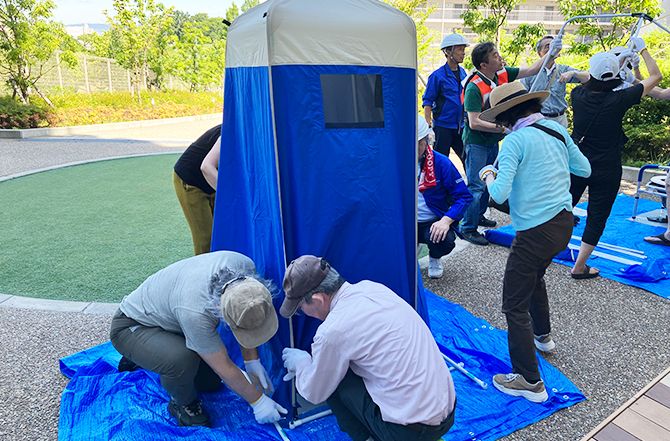 マンホールトイレ組み立て体験の様子