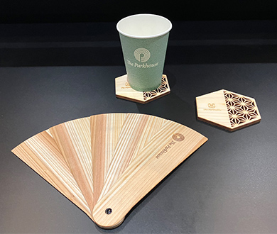 扇子（国産杉）とコースター（認証材）。手に取るとふわっと木のいい香り。