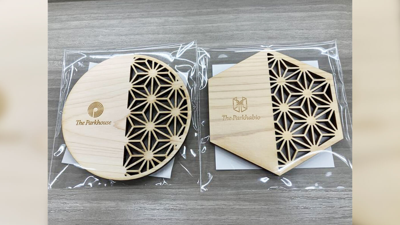 マンションブランドロゴ入りの木製ノベルティ