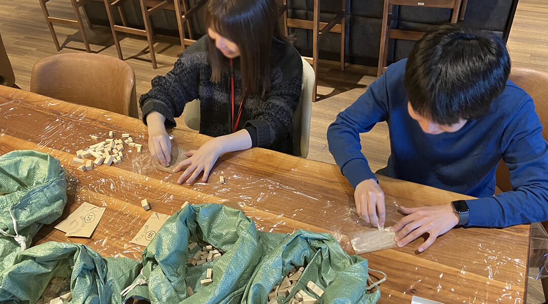 なめらかになるよう、端材をやすりがけ（第1工程）