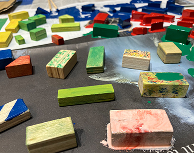 やすりがけした端材に思い思いの色を塗る（第2工程）