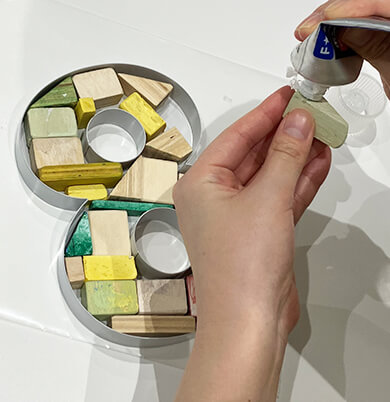 形がバラバラの端材をバランスよく並べて接着（第3工程）