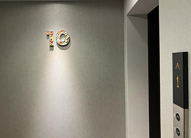 エレベーターホールに設置された階数表示