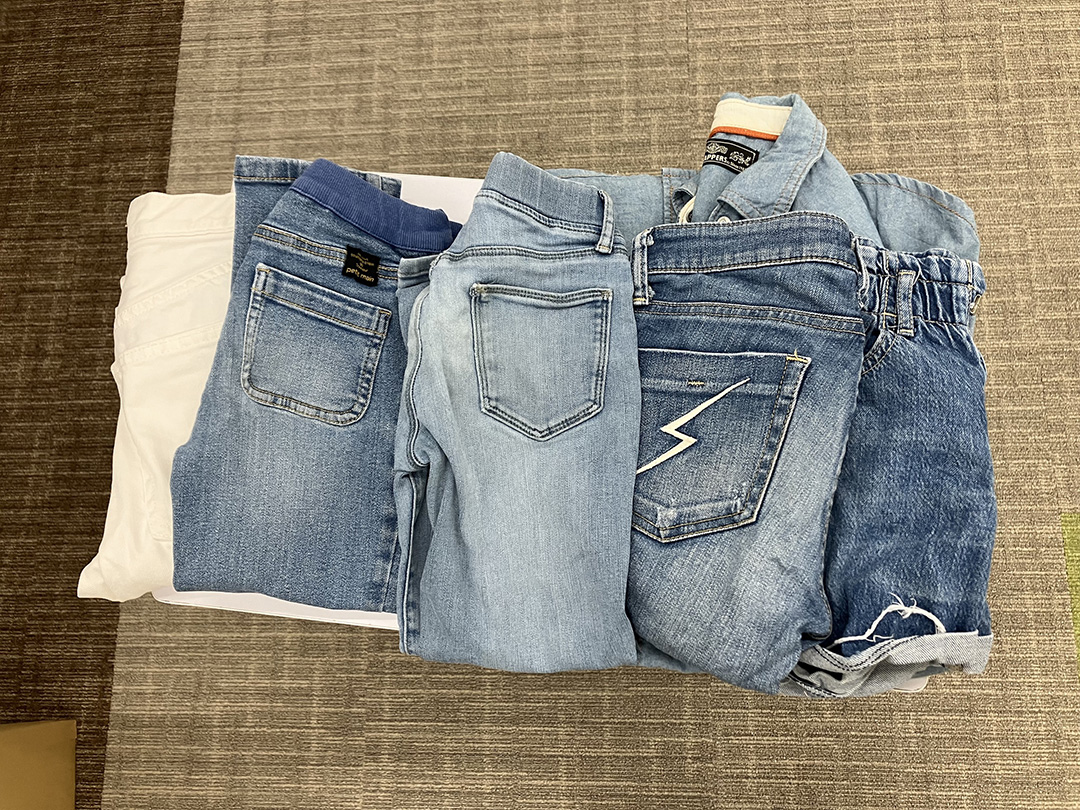 社員が持ち寄ったデニムも、想いの込もった素材として使用された