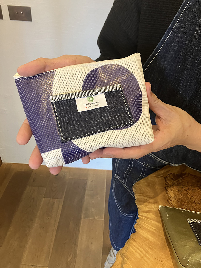 廃棄予定だった横断幕から生まれたアップサイクルポーチ