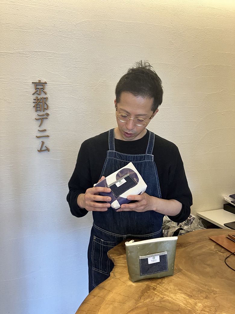 完成したポーチを手に取る宮本様