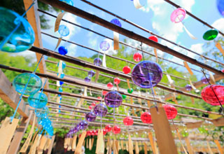 涼を運ぶ社寺の風鈴