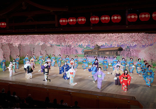 能や宮中文化の影響を受けた独自の芸術性が見どころ・都をどり