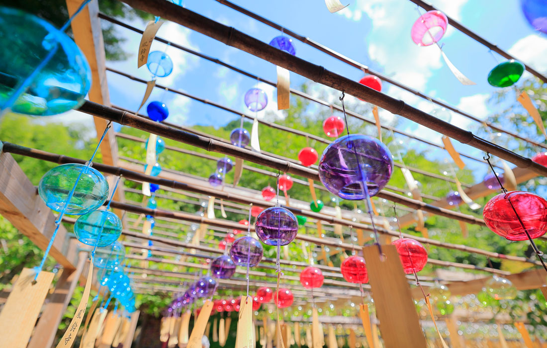 鮮やかな風鈴が空を彩る「正寿院」。別名「風鈴寺」とも呼ばれている