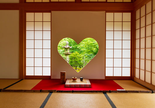 「正寿院」の猪目窓。石燈籠と京の四季を静謐な空間で堪能できる