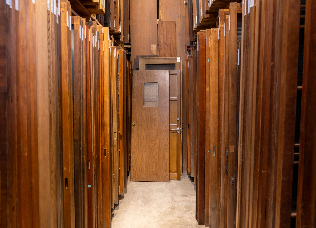 たくさんの古建具が並ぶ「京都 古材市場」