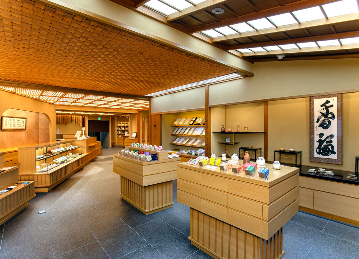 店内には多種多様なお香が並ぶ