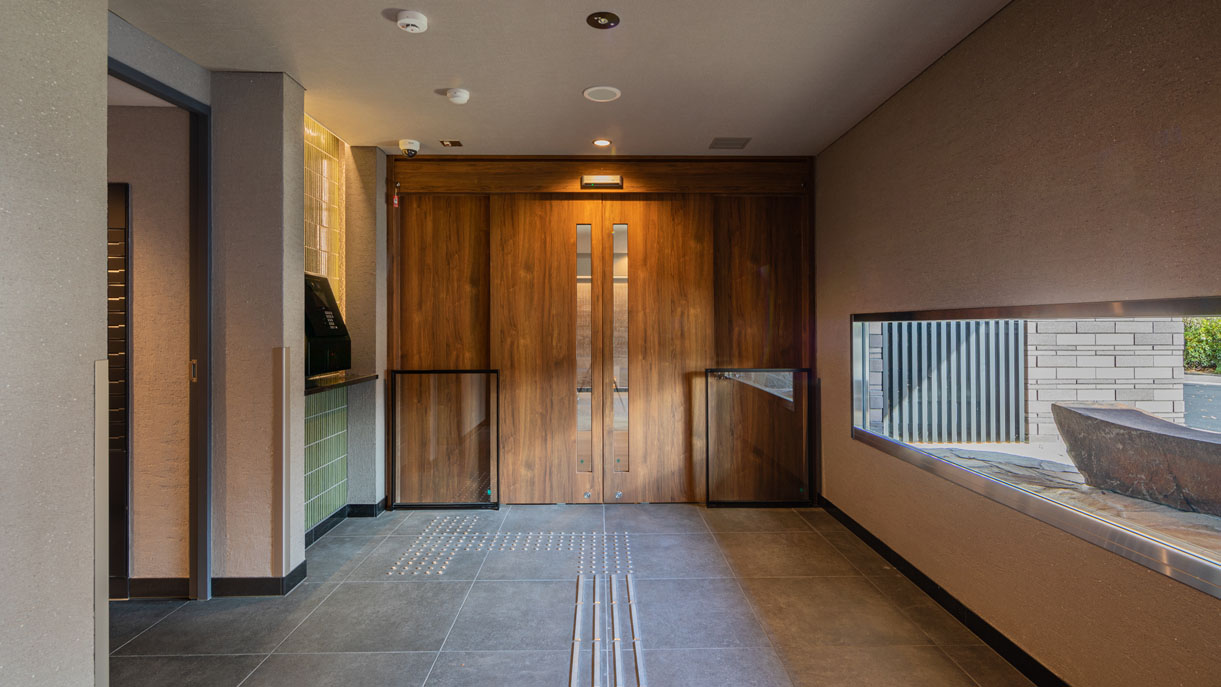 メインエントランス（風除室）