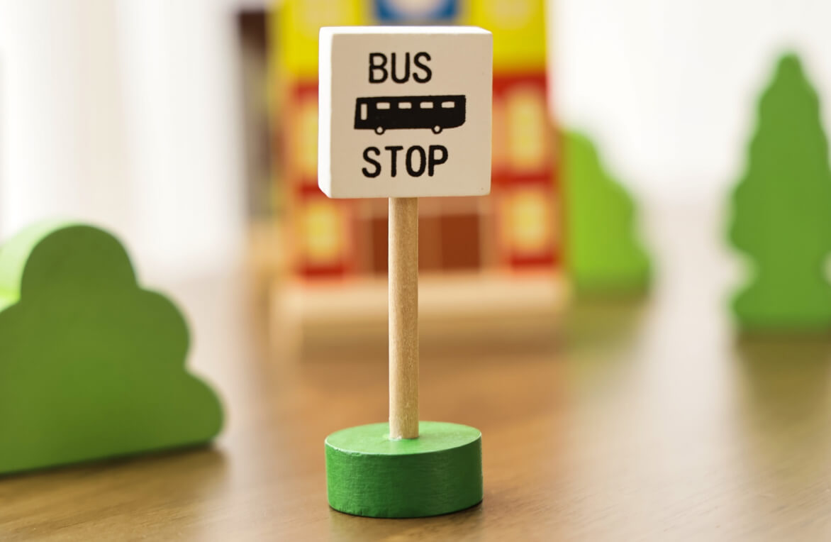 木で作られたバス停の模型