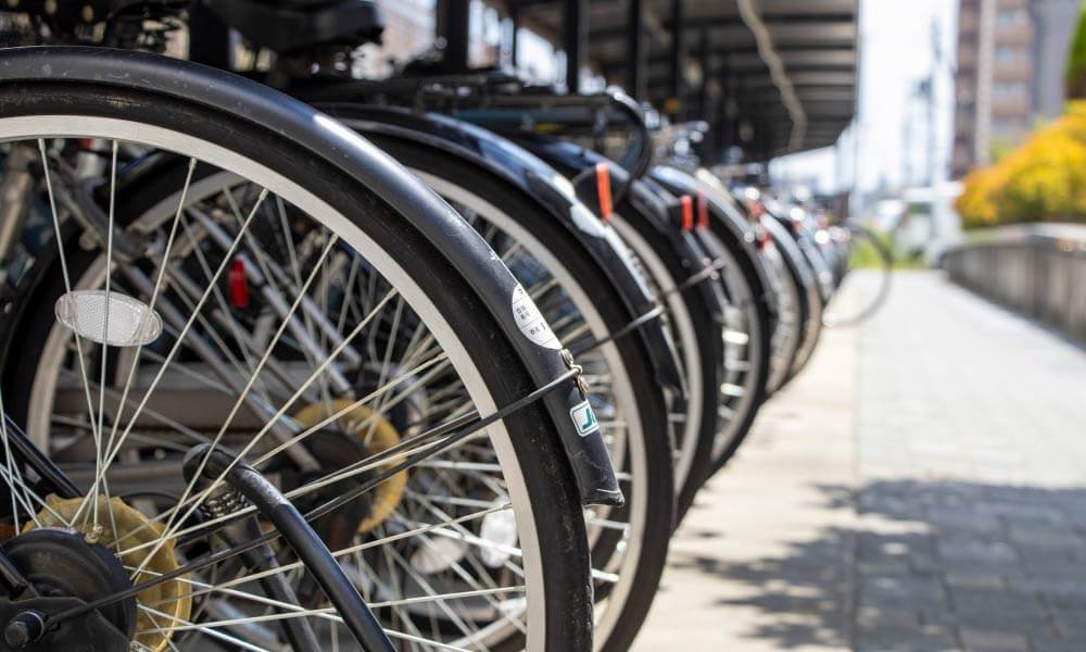 駐輪場に自転車が並んでいる
