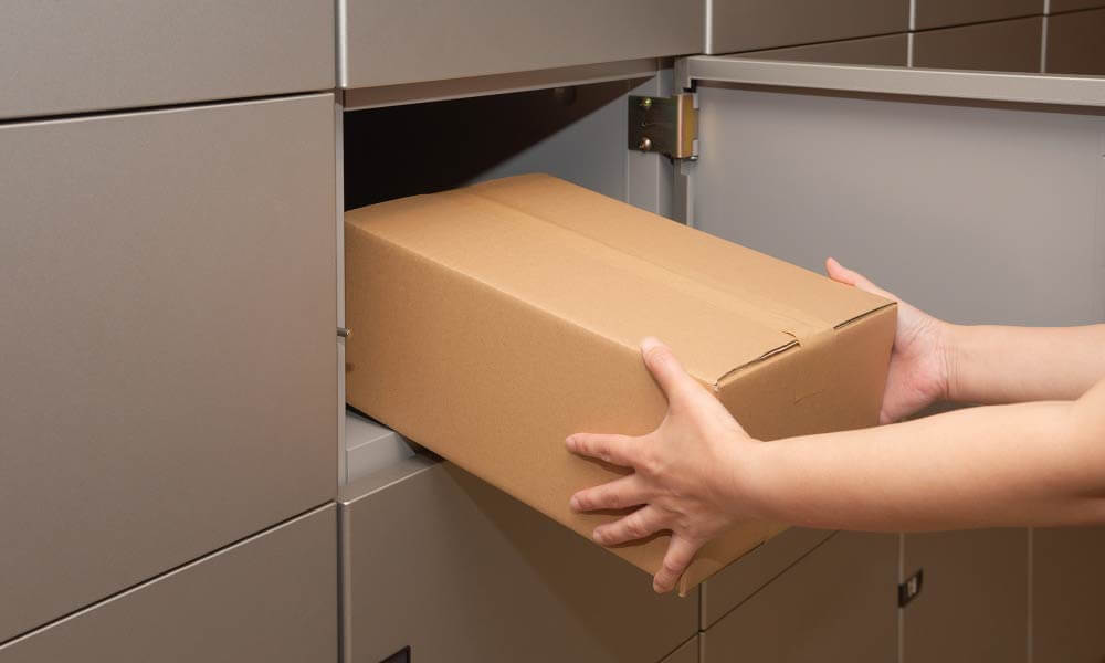 宅配ボックスから宅配物を出している