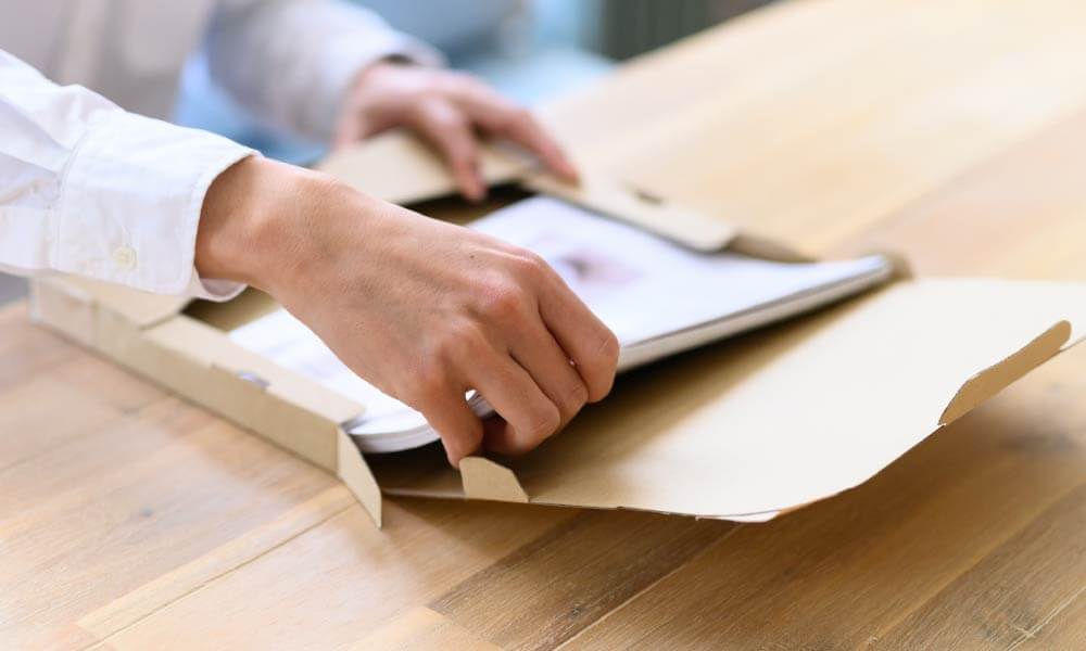 宅配物から中身を取り出している