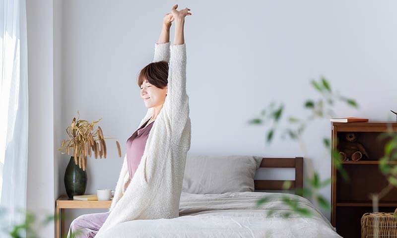 伸びをする女性