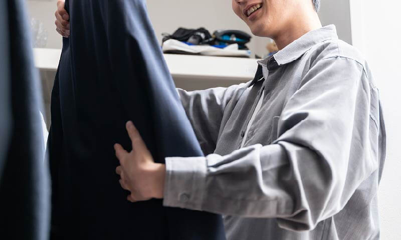 ジャケットを持つ男性