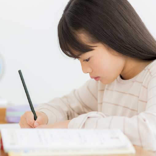 勉強している女性