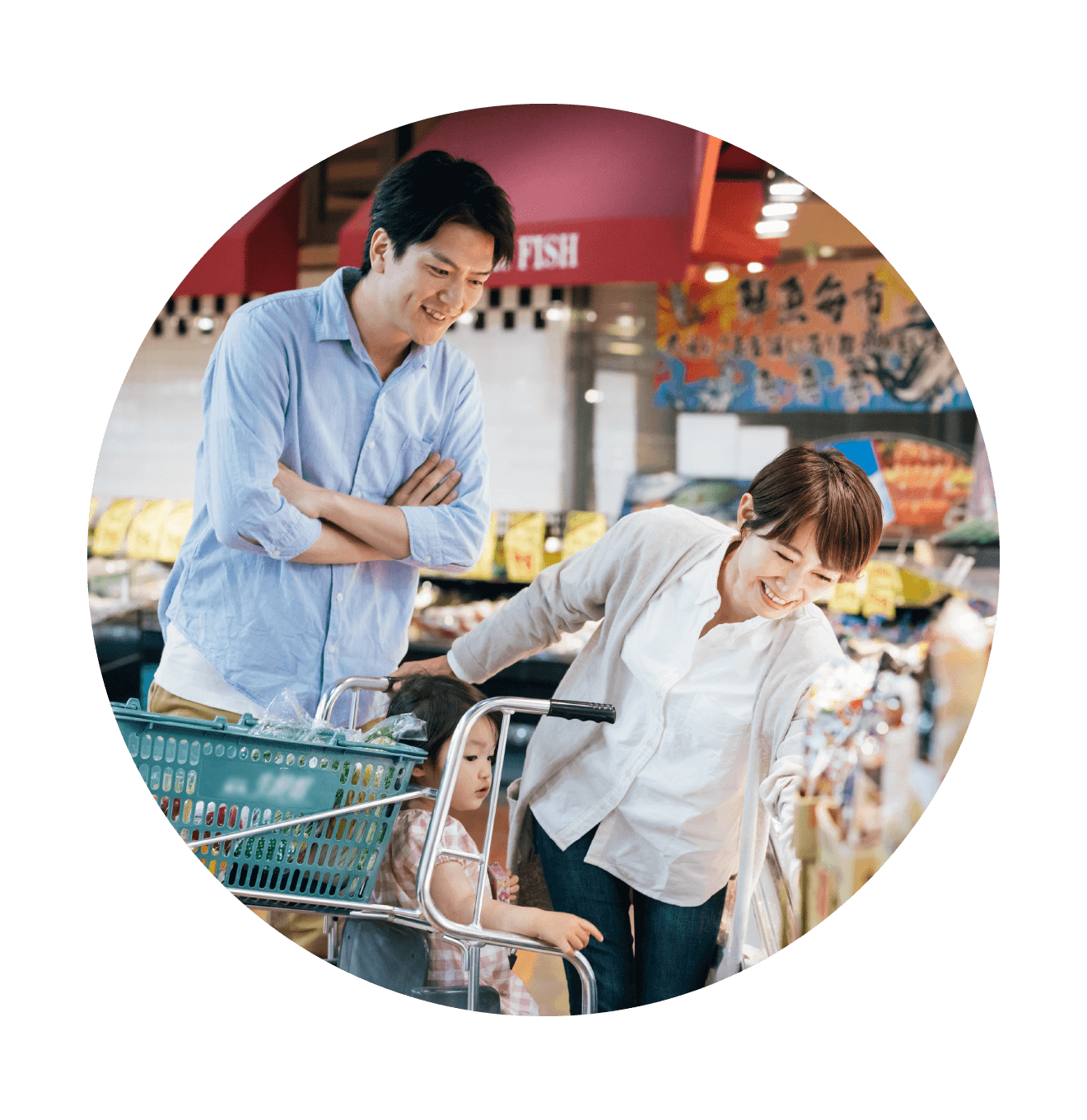 男女で食品売場で買い物をしている