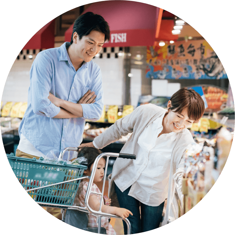 男女で食品売場で買い物をしている