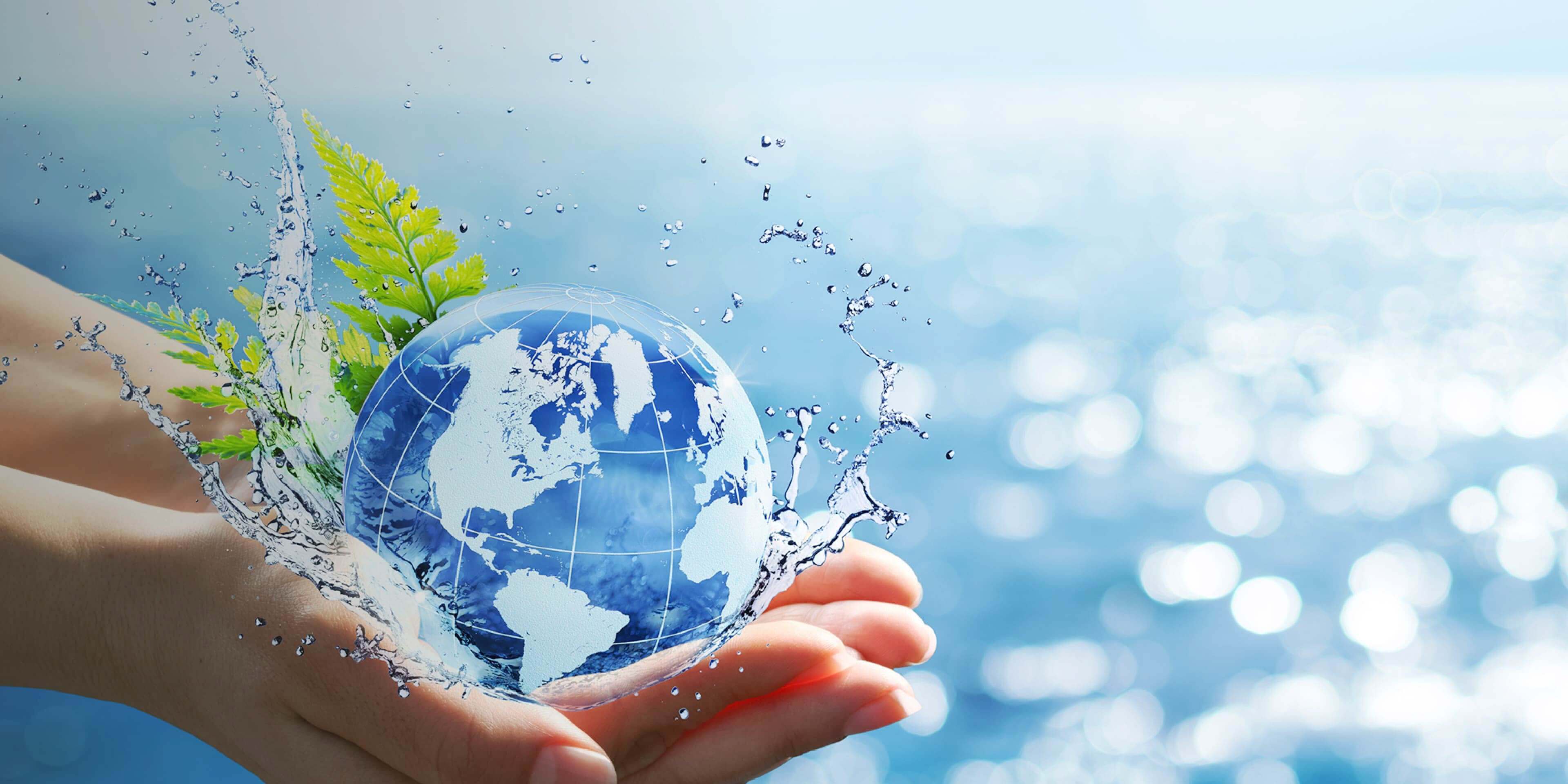 両手で地球を模した玉を掬っている