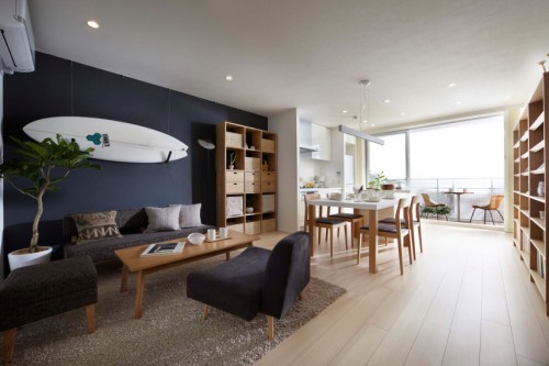 リビングからバルコニーを望む