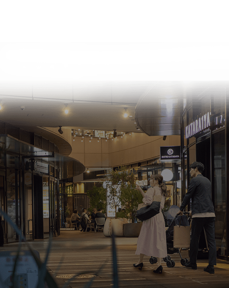 U_PLACE_1階（約60ｍ／徒歩1分）※2024年11月撮影写真に人物を合成