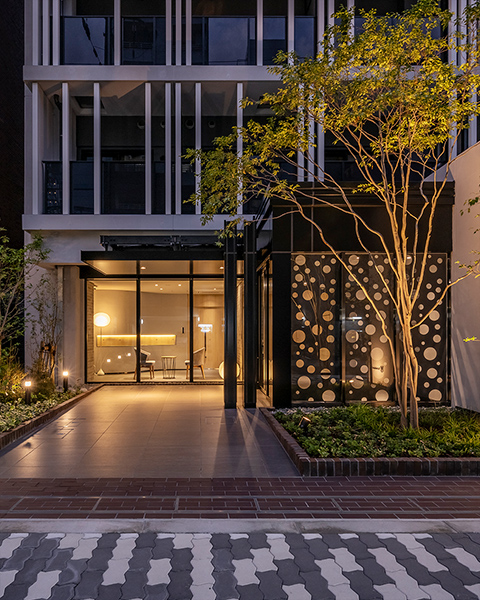 アートの風が流れるエントランス