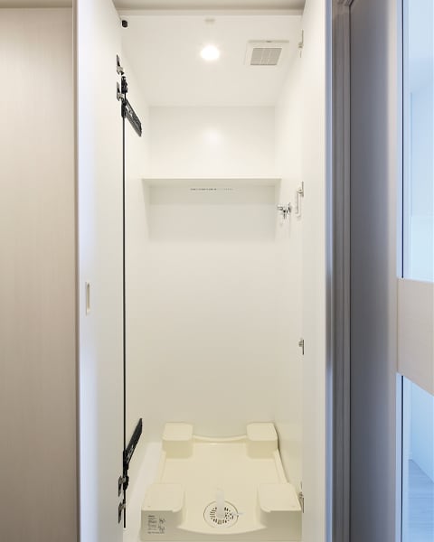 プライバシーを確保した扉付洗濯機置場