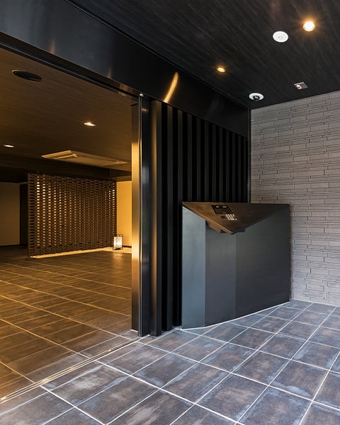 上質感漂うエントランス(風除室)