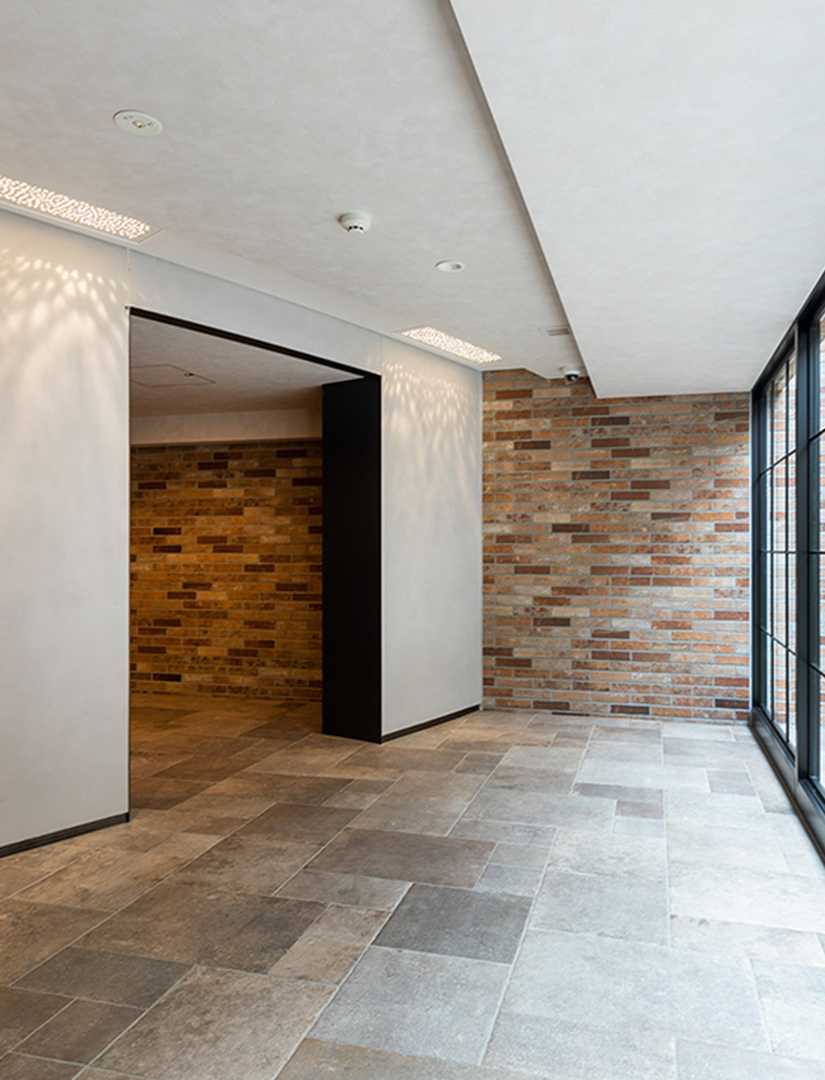 柔らかな照明が彩るエントランスホール