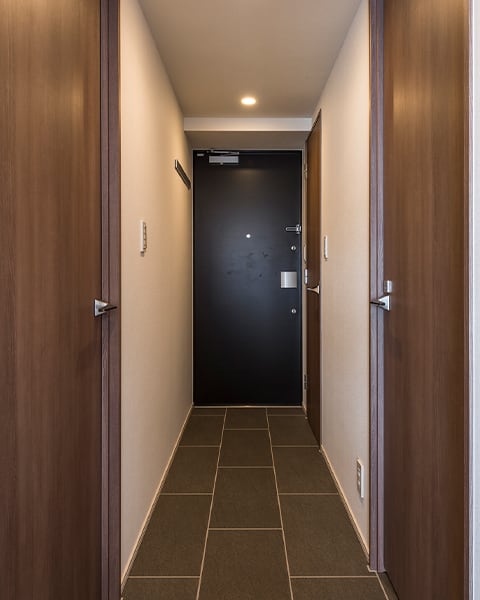 上質感漂うタイル貼りの室内廊下